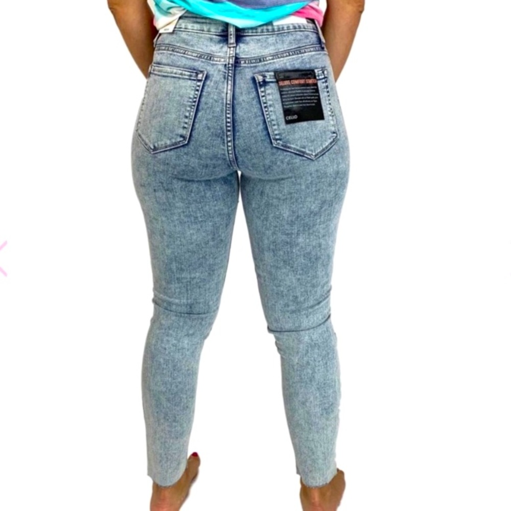 Size 5 Cello High Rise 5 button cropped acid wash
